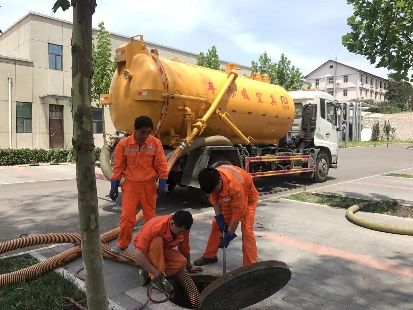 张店管道疏通车停在窨井附近