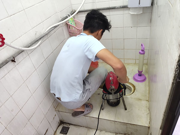 张店管道堵塞冒臭气 专业师傅现场解决问题