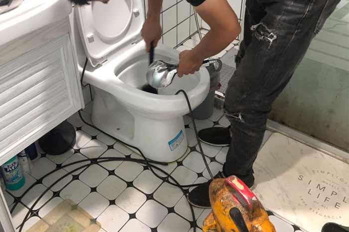 张店马桶堵塞自己疏通还是找师傅?专业上门服务让你省时更省心