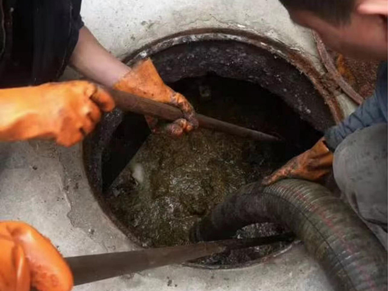 张店清理化粪池时如何避免沼气的危害?